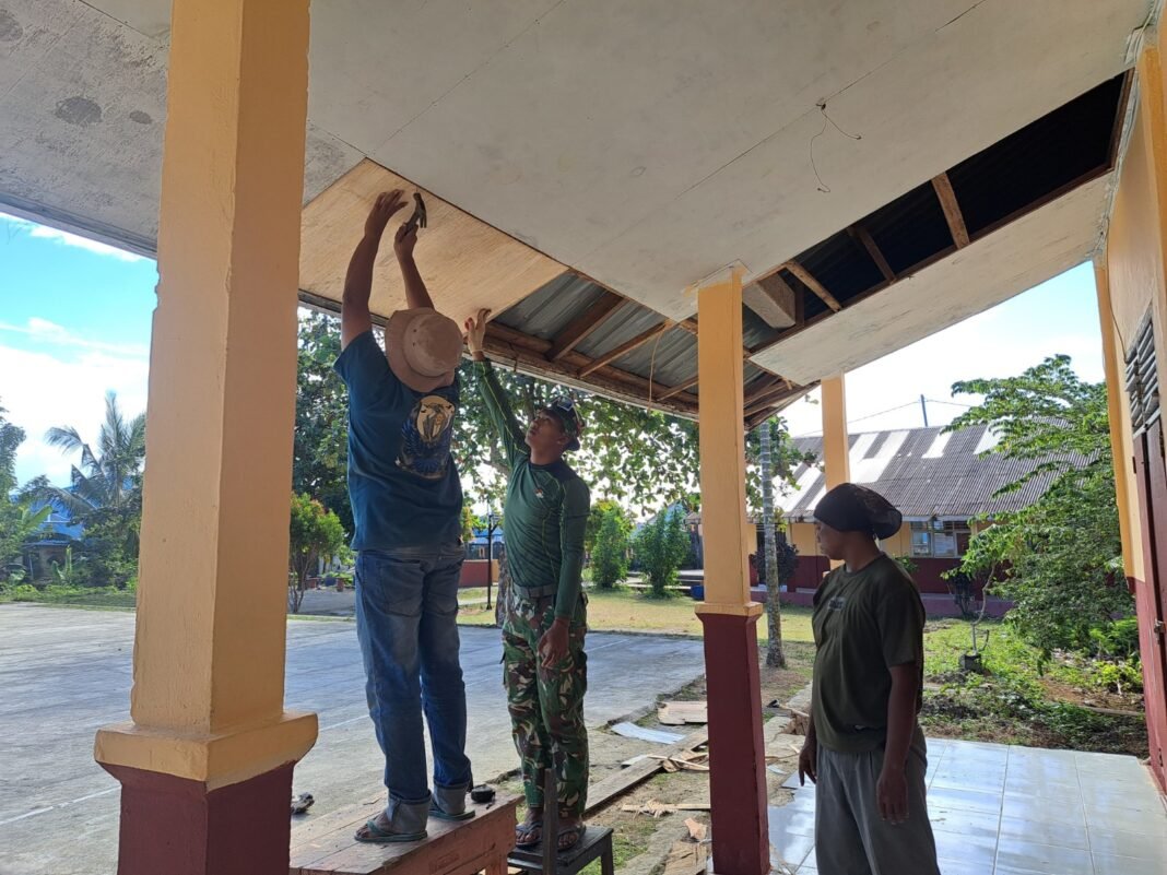 Peningkatan Fasilitas Sekolah oleh Satgas TMMD melalui Pemasangan Plafon