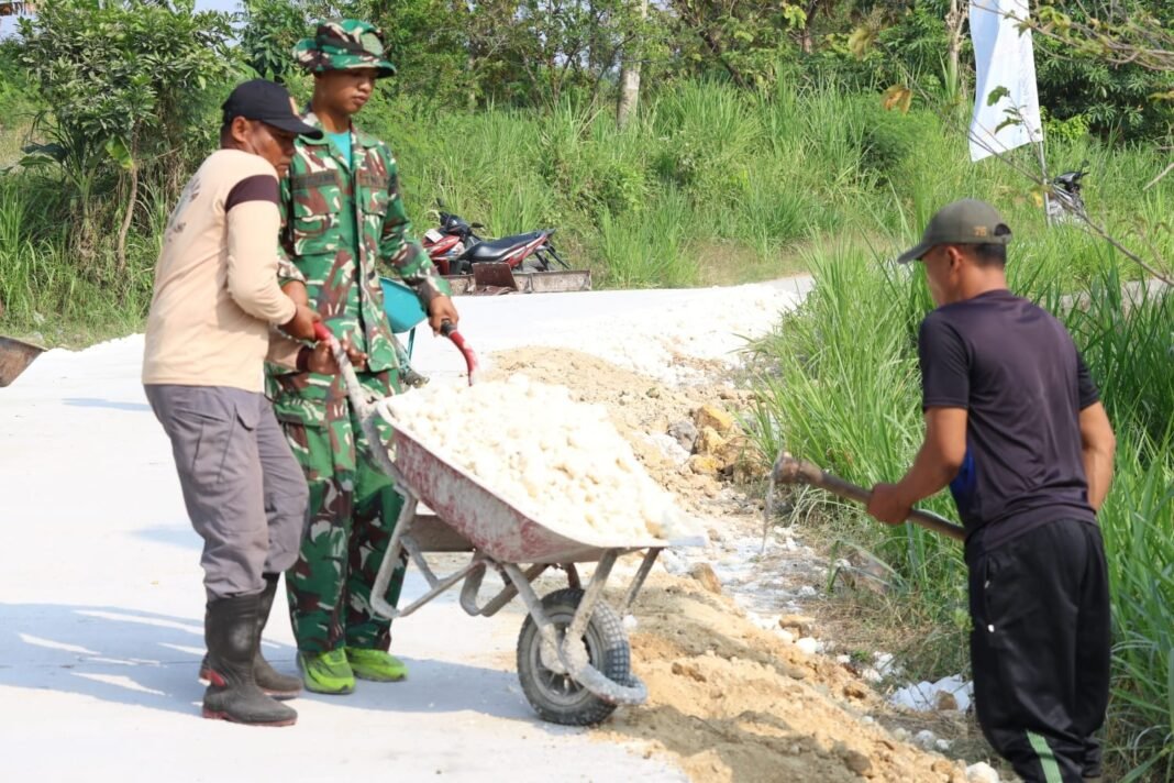 Kolaborasi Efektif Satgas TMMD 129 dan Masyarakat Tlemang dalam Membangun Jalan