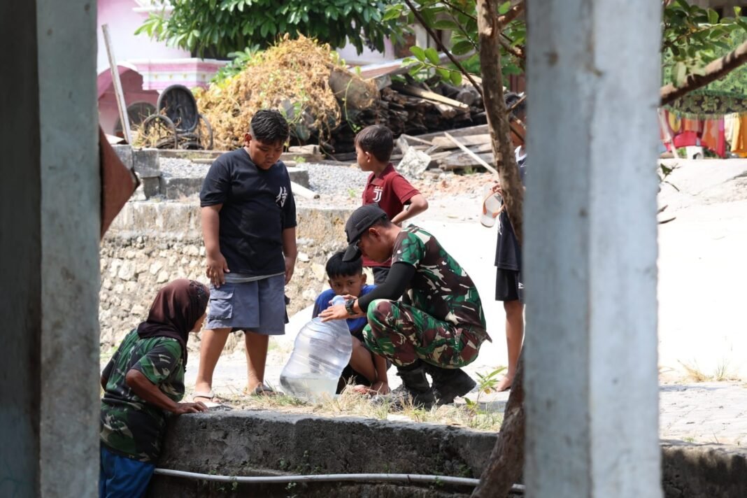 Serunya Bersama Sertu Aston, Anak-Anak Tlemang Tampilkan Hasil Tangkapan Ikan
