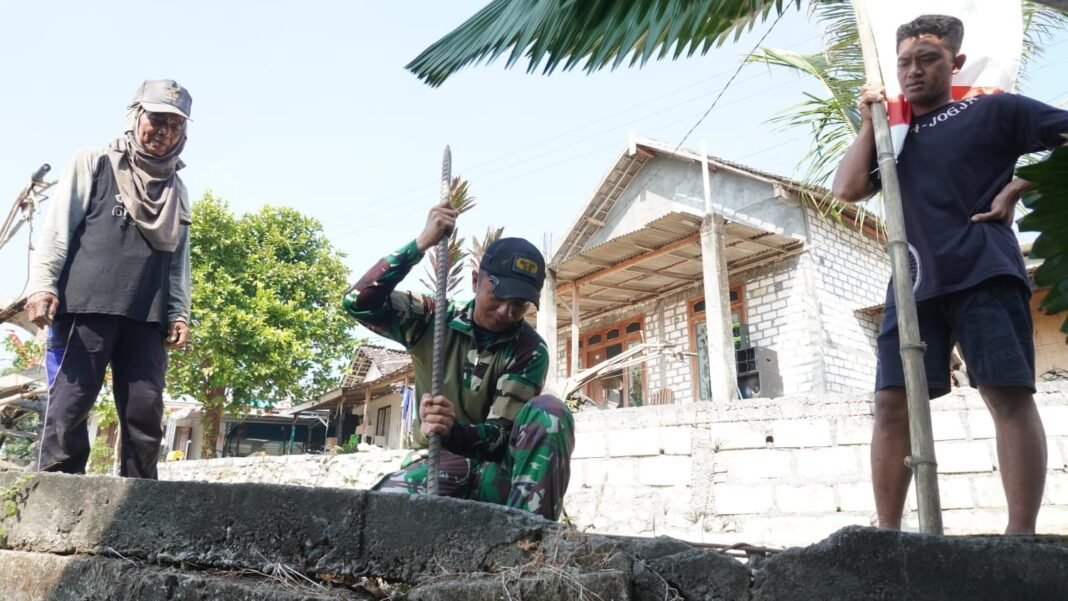 Kemanunggalan TNI dan Rakyat Terpancar di Kegiatan Pemasangan Bendera HUT RI di Tlemang