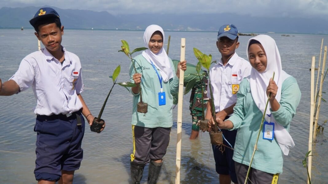Antusiasme Siswa SMP Negeri 2 Umbele dalam Penanaman Mangrove