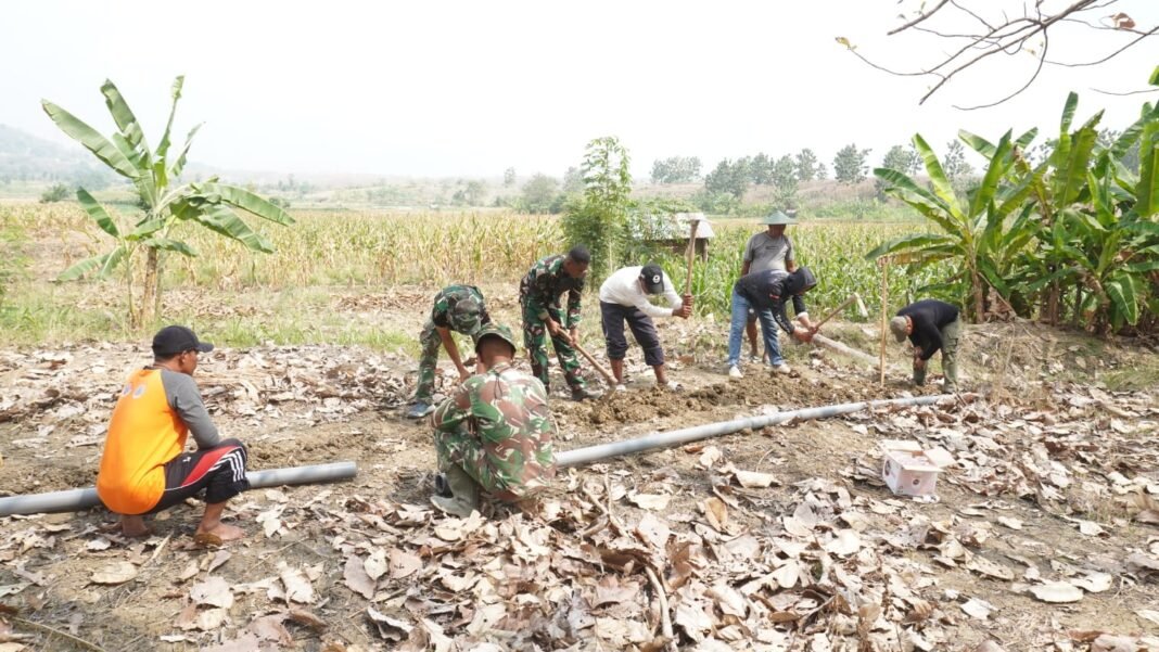 Membangun Kemanunggalan: Kolaborasi TNI dan Masyarakat dalam Gali Jalur Air di Tlemang
