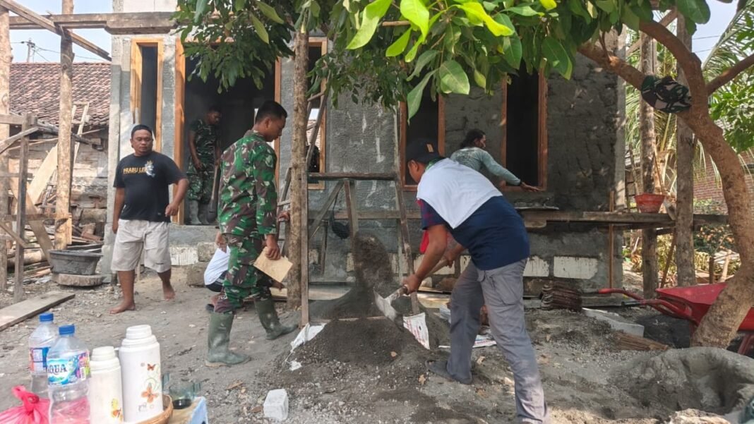 Kerjasama Warga dan Satgas TMMD 129 Ciptakan Dinding RTLH yang Kuat
