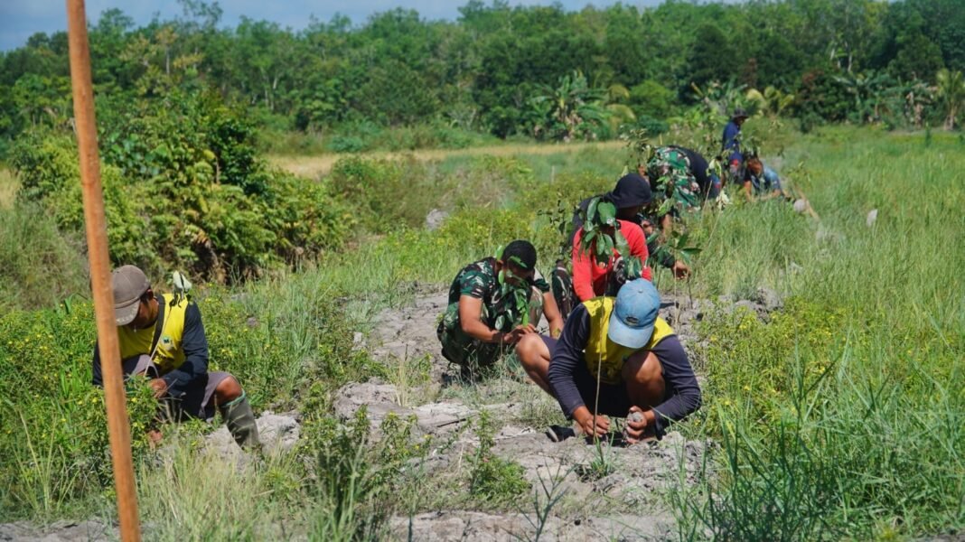 Gerakan Tanam Pohon Bersama di Desa Bandar Raya oleh Satgas TMMD