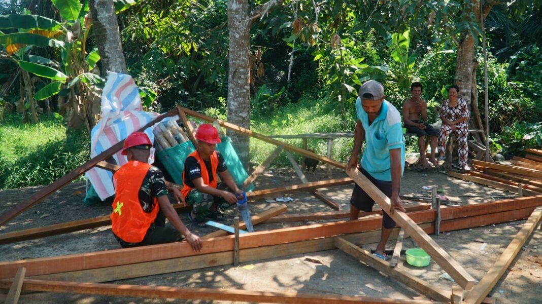 Pembangunan Atap RTLH bagi Bapak Masrani dalam Program TMMD