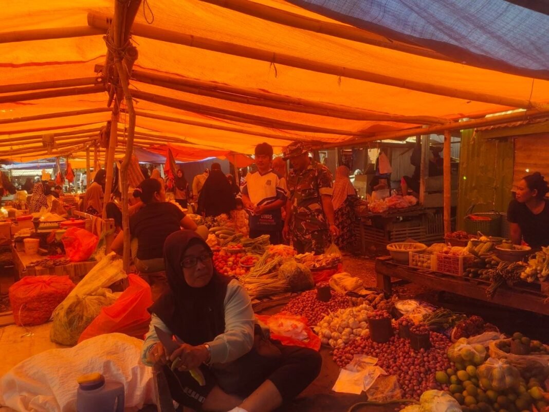 Pemantauan Sembako oleh Babinsa di Pasar Sentral Bilokka