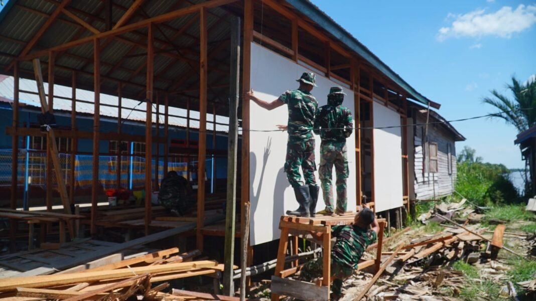 Sinergi TNI dan Warga Dalam Pembangunan Rumah Layak Huni di Kuala Kapuas