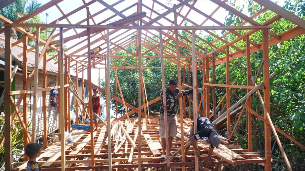 Satgas TMMD Ke-129 Kebut Pemasangan Kerangka Atap RTLH Demi Percepat Penyelesaian Hunian Warga