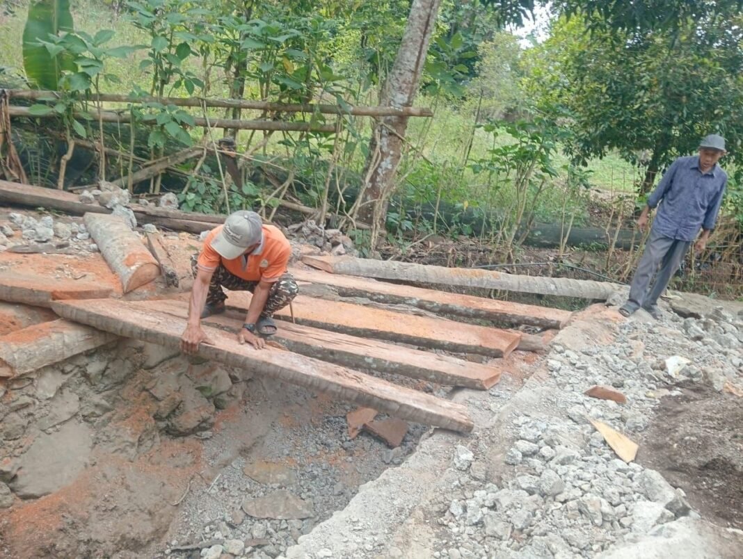 Sertu Ahmad Riyadi dan Satgas TMMD Memperbaiki Jembatan Kayu