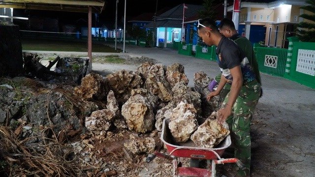 Pemasangan Tandon Air di Desa Umbele oleh Satgas TMMD Ke-129 dan Warga