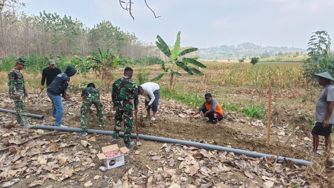 Satgas TMMD 129 dan Petani Desa Tlemang Gali Jalur Pipa Irigasi