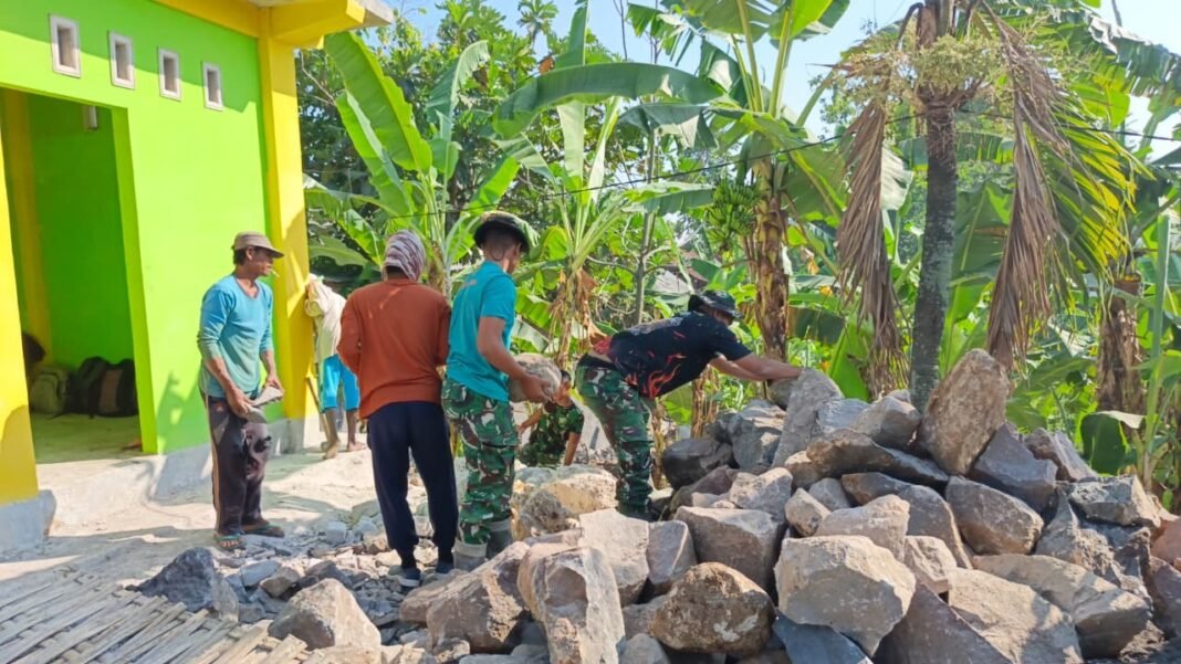 Sinergi TNI dan Masyarakat dalam Membangun TPT di Desa Tlemang