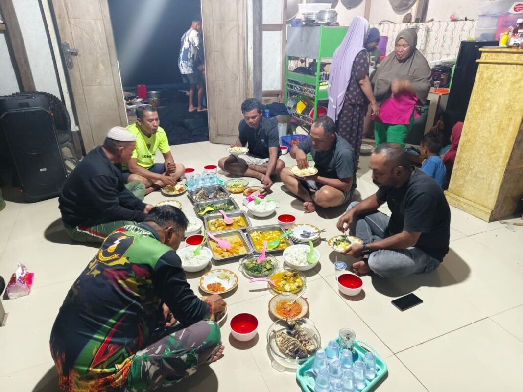 Kemanunggalan TNI dan Masyarakat Terwujud dalam Makan Bersama