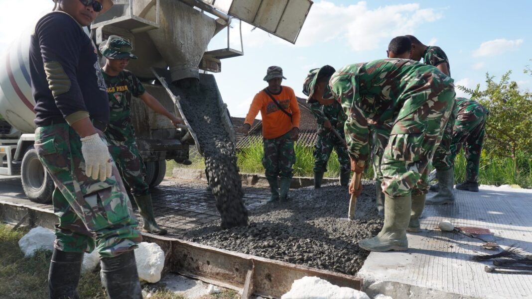 Perbaikan Jalan Desa: Sinergi Antara TNI dan Warga