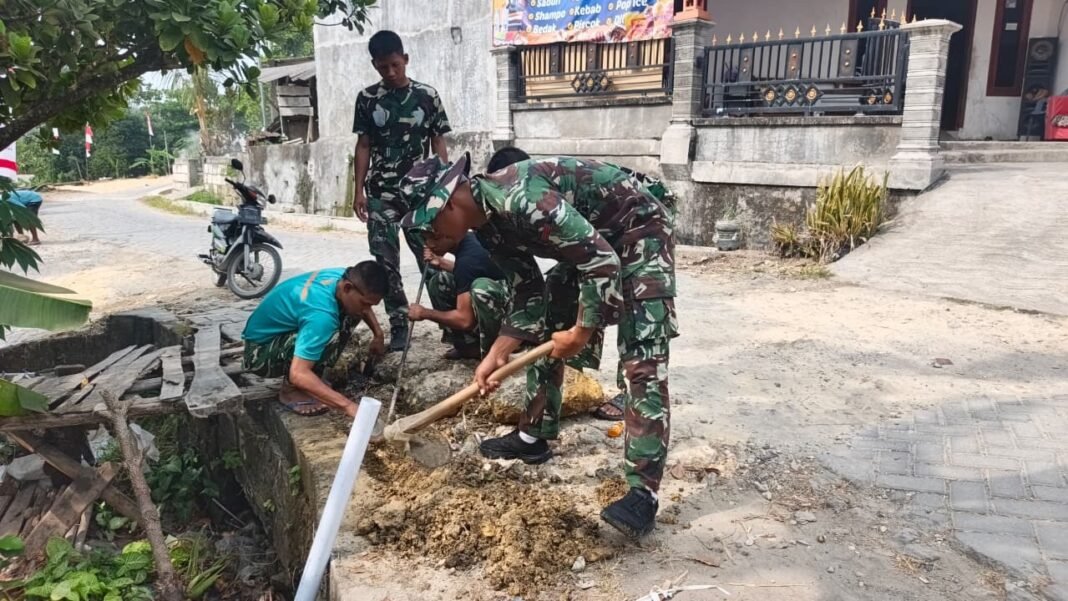 Demi Pasokan Air Bersih, Satgas TMMD 129 dan Warga Tlemang Bahu-Membahu Lanjutkan Penggalian Pipa Menuju Tandon Dusun Bakon