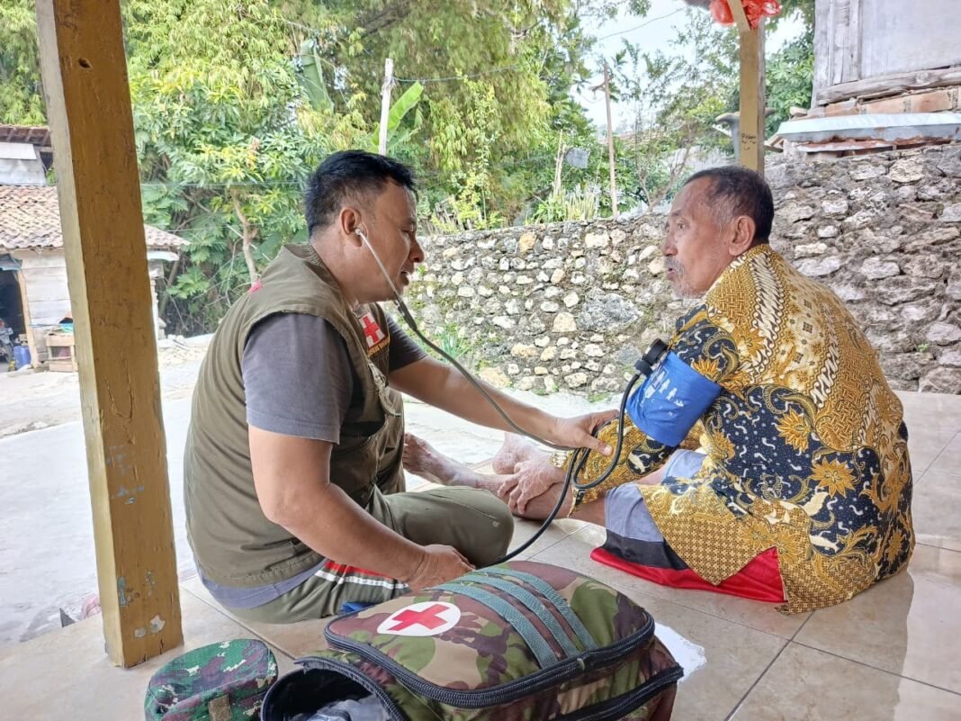 Aksi Nyata Serma Amalun di TMMD ke-129: Pengobatan Door-to-Door untuk Warga