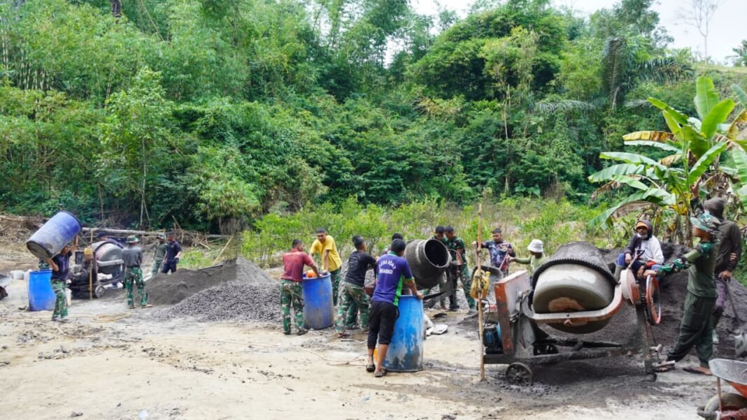 Pembangunan Rabat Beton TMMD Ke-129 Ditingkatkan dengan Tiga Mesin Molen