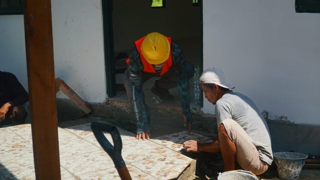 Satgas TMMD Reguler Ke-129 Percantik Musholla Darul Iman Lewat Pengecatan Lis Plafon