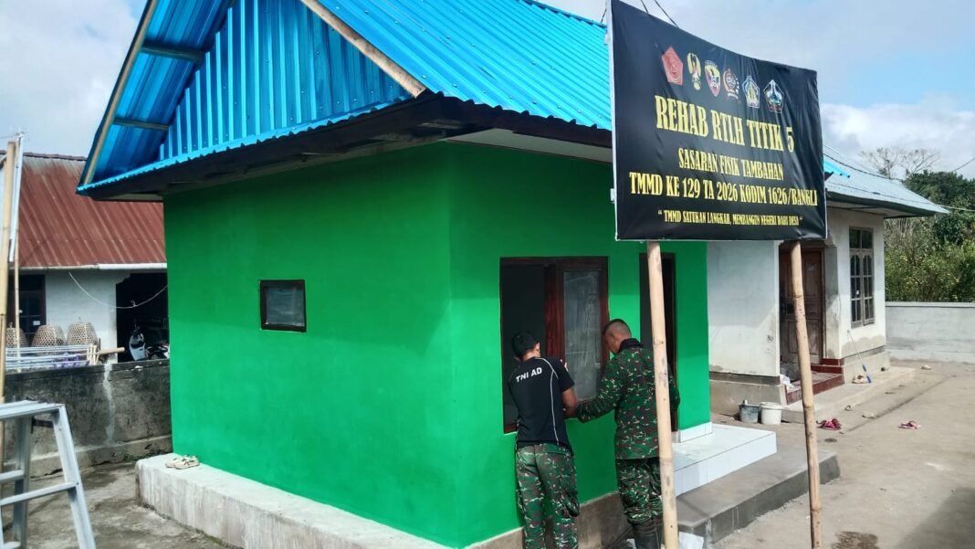 Semangat Gotong Royong dalam Pemasangan Jendela RTLH di Desa Sekardadi