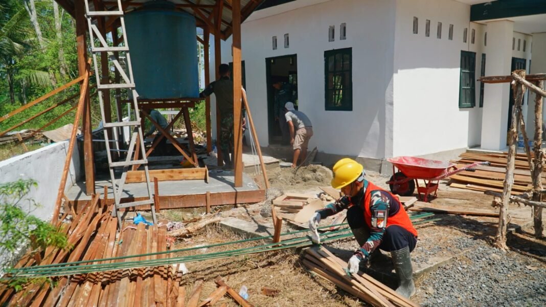 Finishing Musholla Darul Iman: Pemasangan Keramik Wudhu Jadi Prioritas