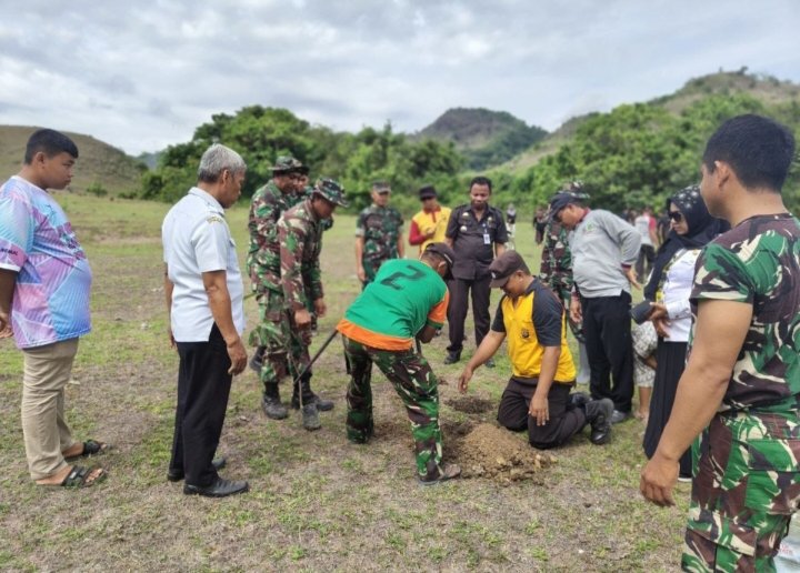 Sinergi TNI dan Warga dalam Penanaman Pohon di Sidrap