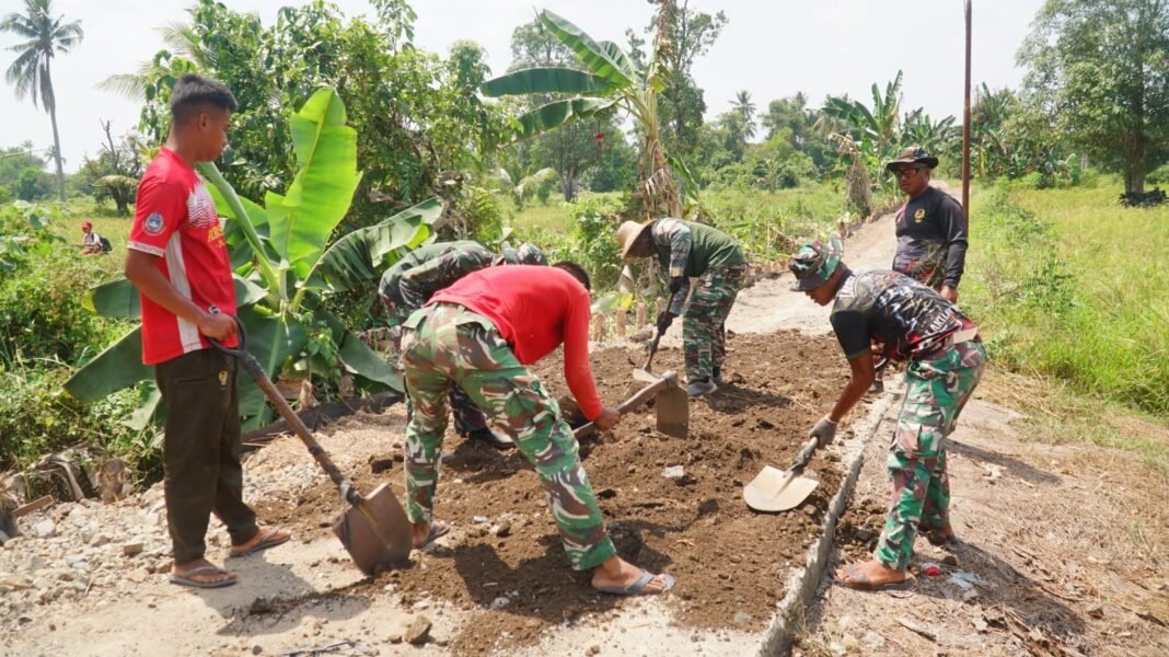 Aksi Gotong Royong Satgas TMMD dan Warga di Desa Bandar Raya