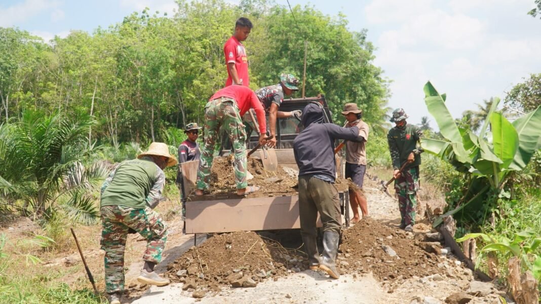 Semangat Kemanunggalan TNI-Rakyat Menguat Lewat Pengerjaan Jalan TMMD