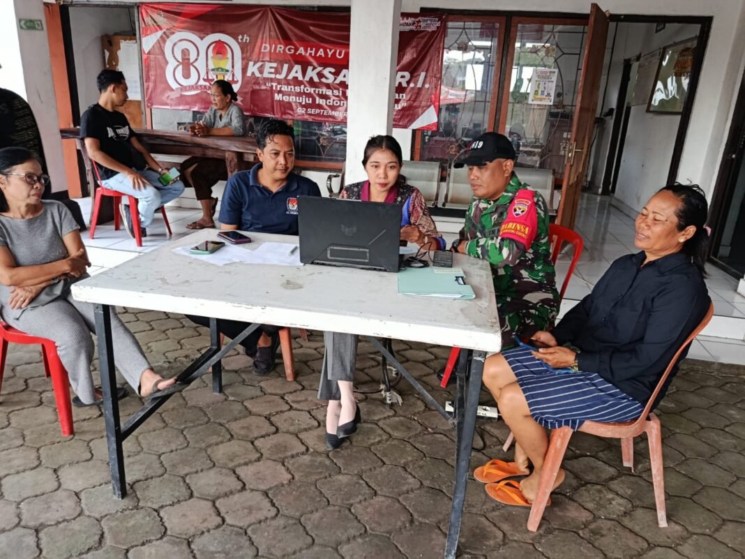 Babinsa Turun Tangan Bantu Pendaftaran KTP Digital di Desa Pangkung Karung