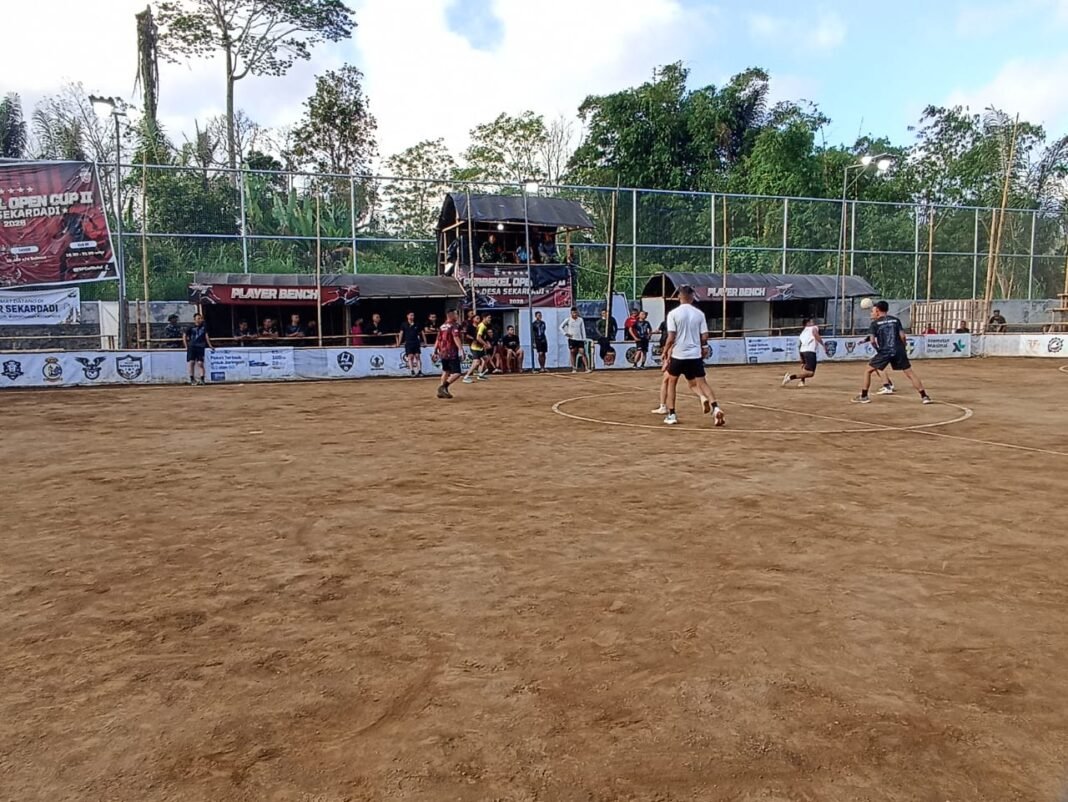 Futsal Persahabatan: Kegiatan Satgas TMMD dan Pemuda Desa Sekardadi