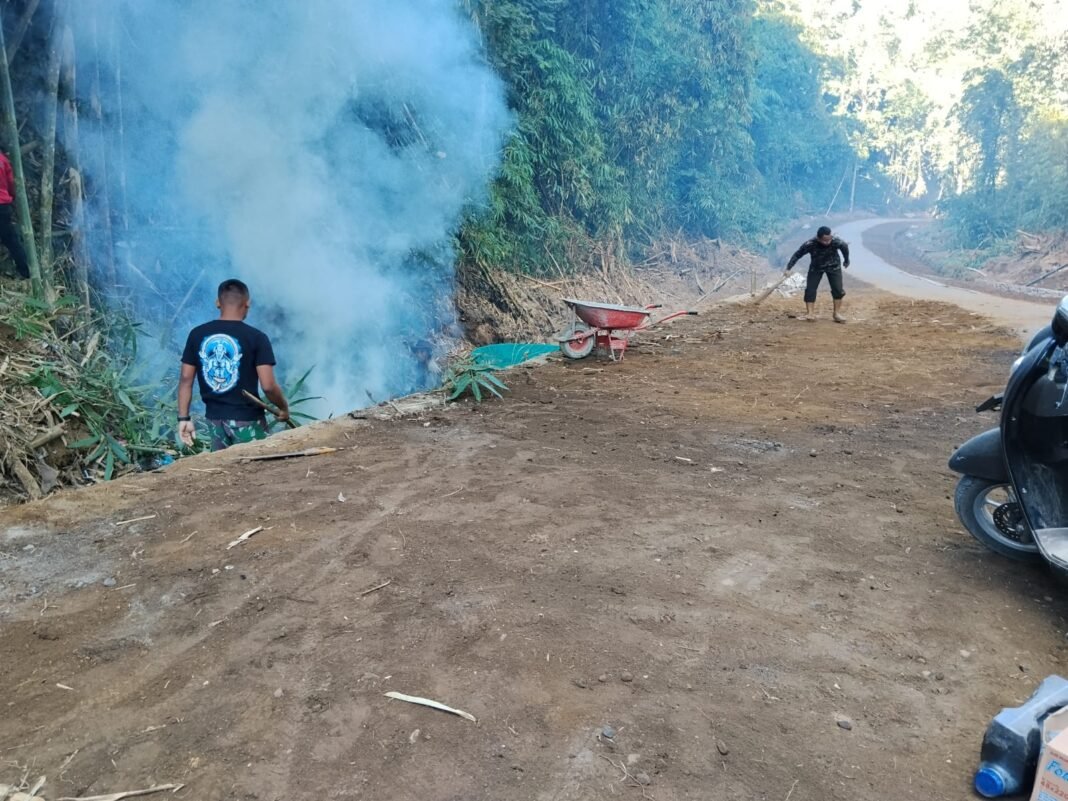 Komitmen Satgas TMMD dalam Penyelesaian Jalan, Pembersihan Bersama Warga untuk Hasil Optimal