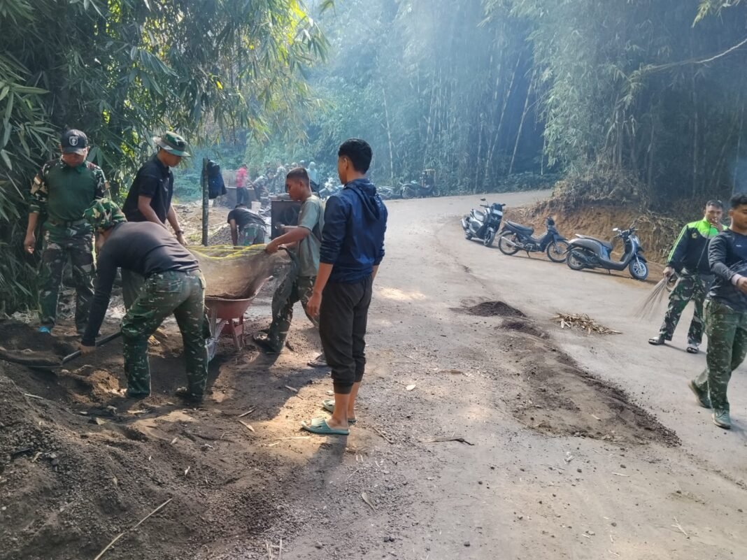 Gotong Royong Satgas TMMD dan Warga Ciptakan Lingkungan Jalan yang Bersih dan Nyaman