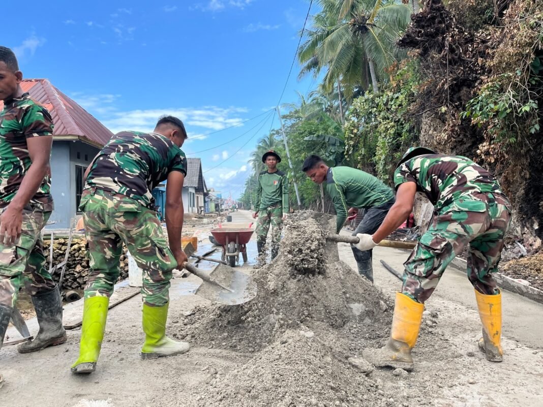 Kemitraan Satgas TMMD dan Masyarakat Dalam Membangun Rabat Jalan