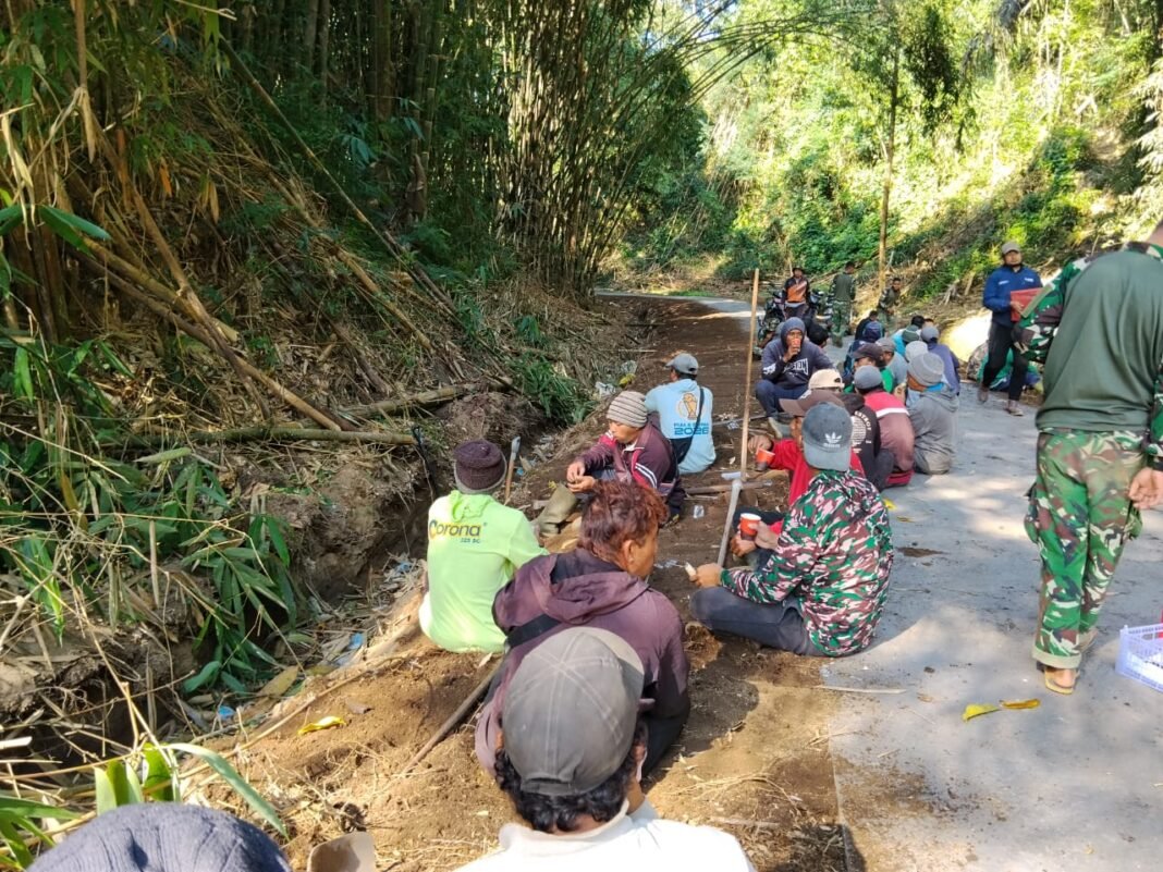 Satgas TMMD Jalin Kedekatan dengan Masyarakat Sekardadi Melalui Ngopi Santai