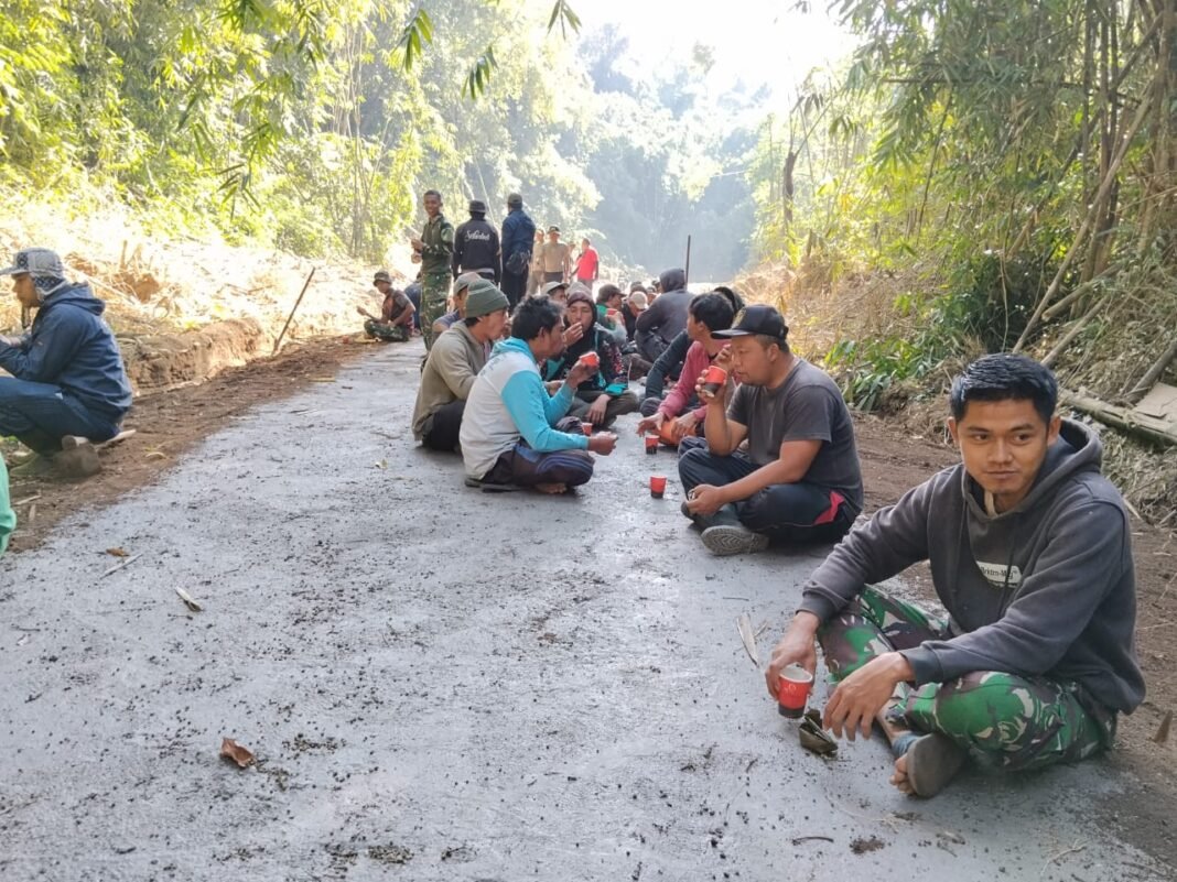 Membangun Hubungan Melalui Cerita di Waktu Istirahat Satgas TMMD