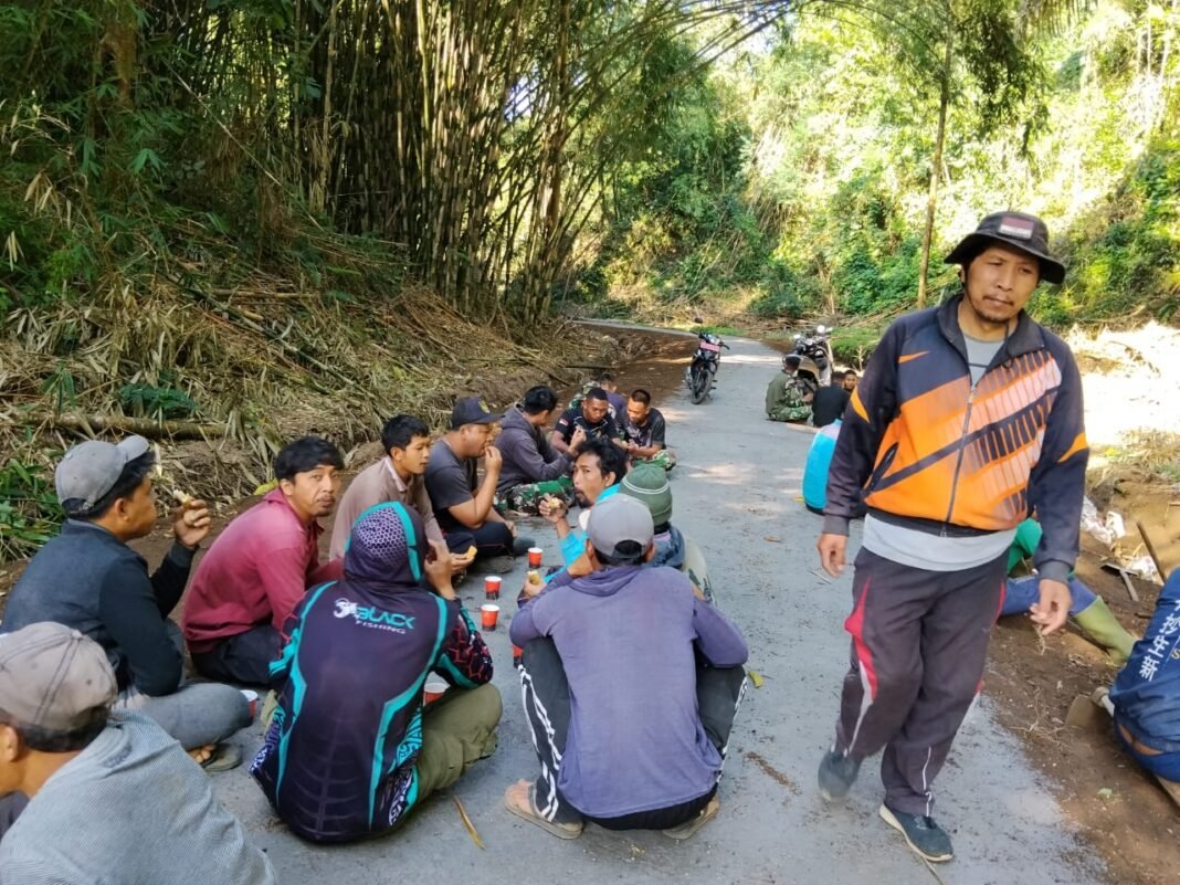 Kegiatan Santai Satgas TMMD dan Warga Membangun Kebersamaan
