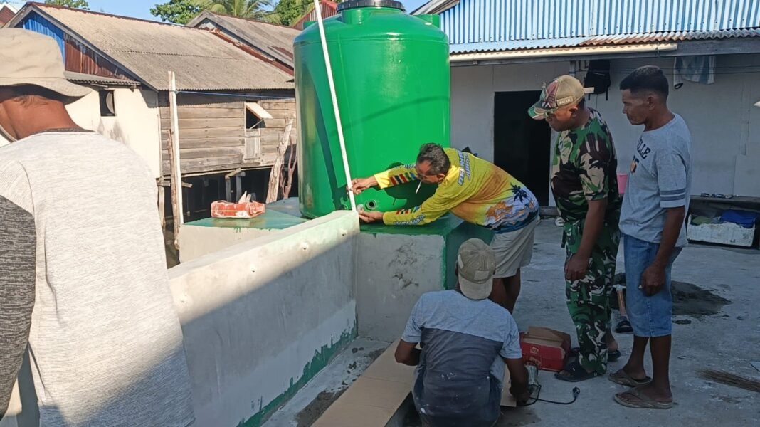 Kolaborasi Satgas TMMD dan Warga dalam Pemasangan Tandon Air di Umbele
