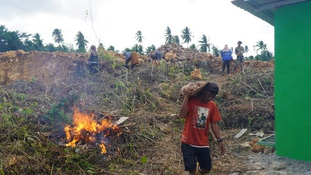 Gotong Royong Satgas TMMD dengan Masyarakat di Desa Polewali