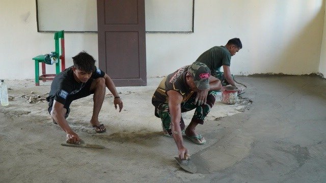 Lanjutan Pengecoran Lantai SD Negeri Polewali oleh Satgas TMMD
