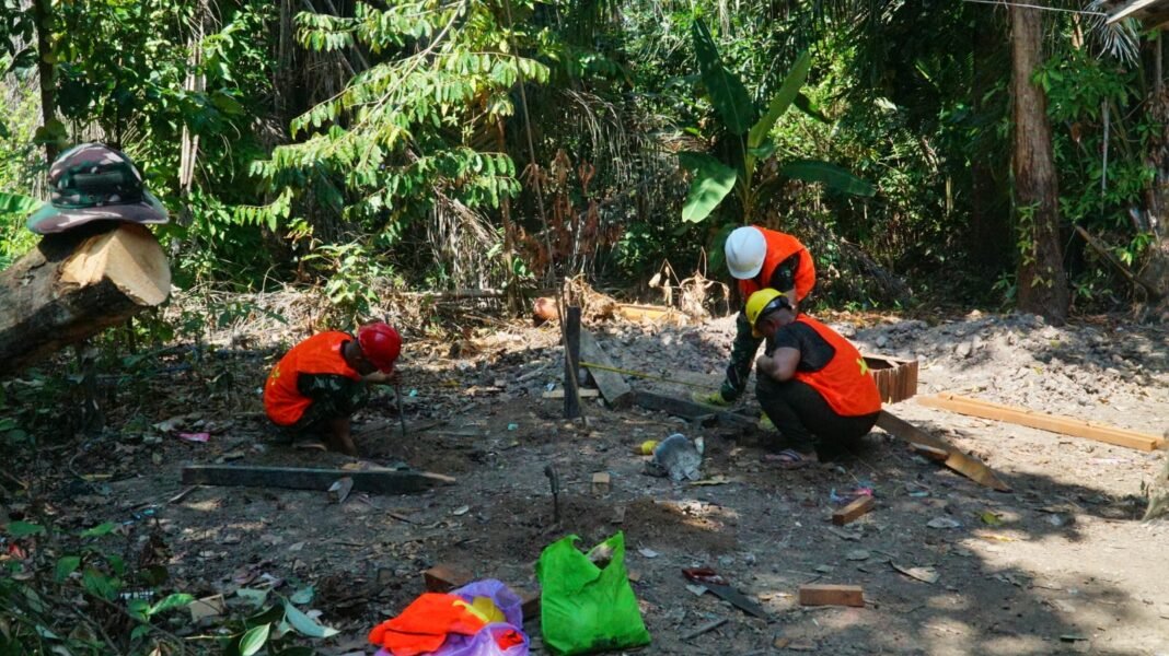 Kolaborasi Gotong Royong Satgas TMMD dan Masyarakat dalam Pembuatan Kuda-Kuda MCK