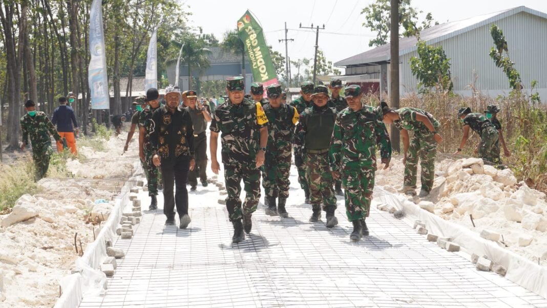 Tim Pengawas TMMD 129 Tinjau Proyek Jalan Rabat Beton di Desa Tlemang