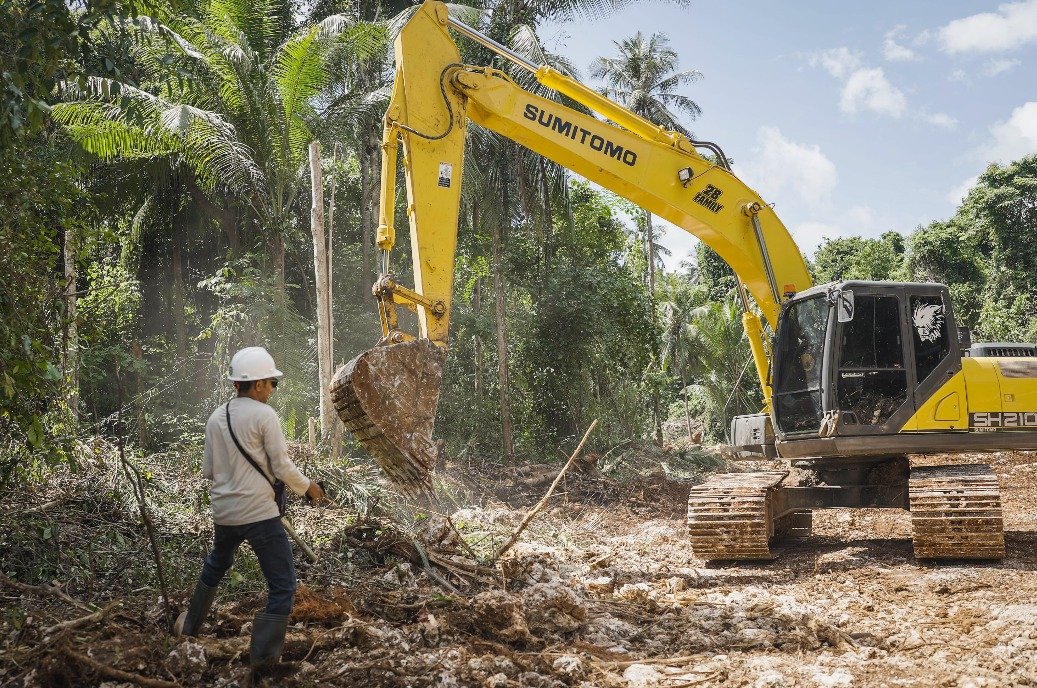 Perapian Jalan Terus Dilakukan, Satgas TMMD Ke-129 Rapikan Batu Besar di Sepanjang Jalur Pembukaan Jalan Kepulauan Umbele