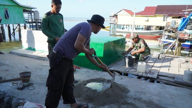Kolaborasi Satgas TMMD Ke-129 dan Masyarakat dalam Penyediaan Air Bersih di Desa Umbele