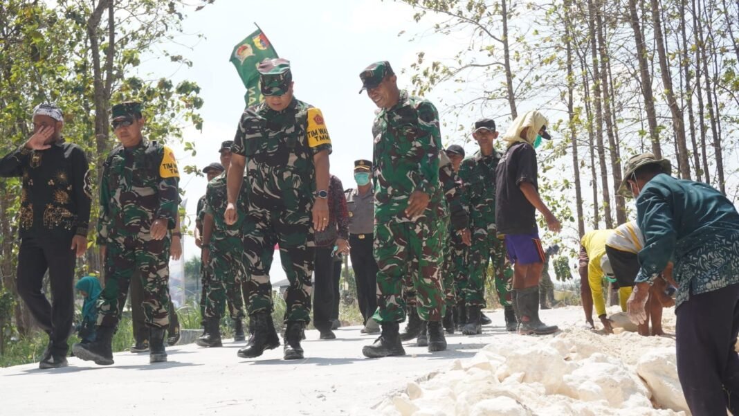 Kualitas Rabat Beton di Desa Tlemang Dapat Apresiasi dari Tim Wasev TMMD 129