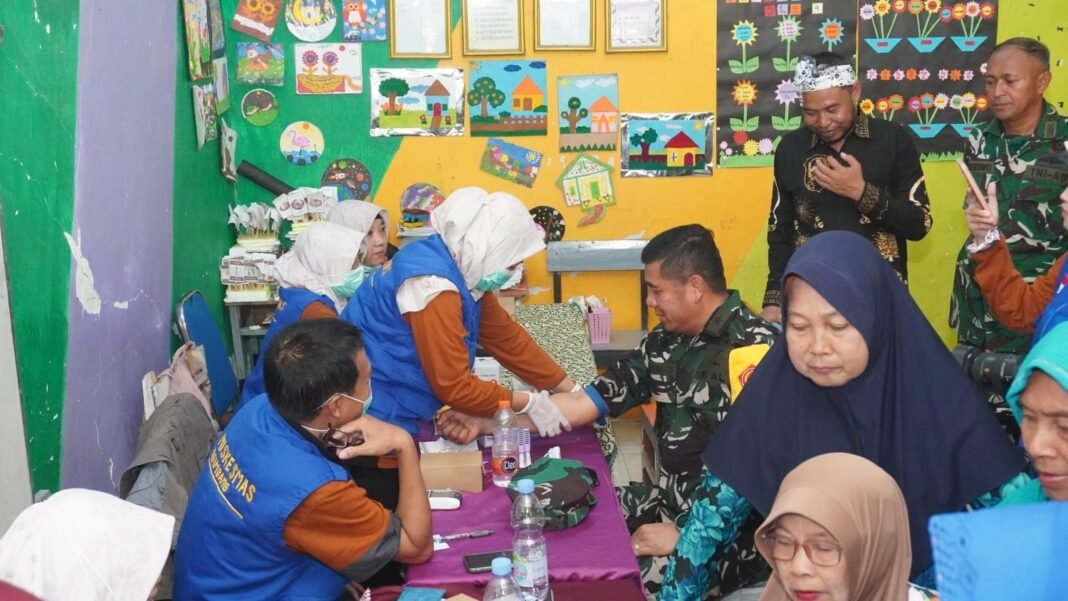 Dekat dengan Rakyat, Tim Wasev TMMD Ke-129 Berikan Layanan Kesehatan di Desa Tlemang