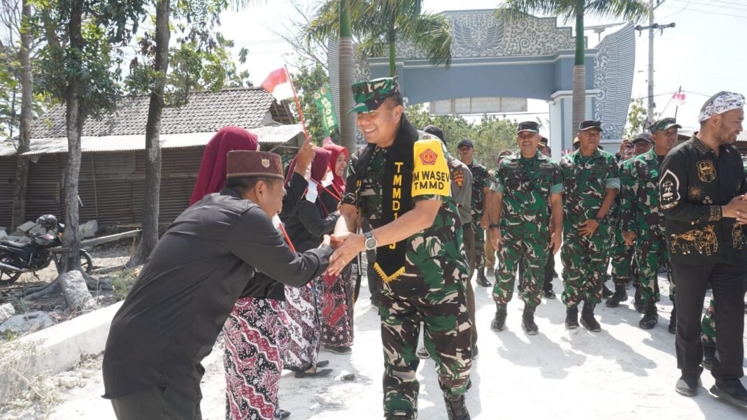 Anak-Anak SD Dihiasi Kebanggaan Menyambut Tim TMMD di Tlemang