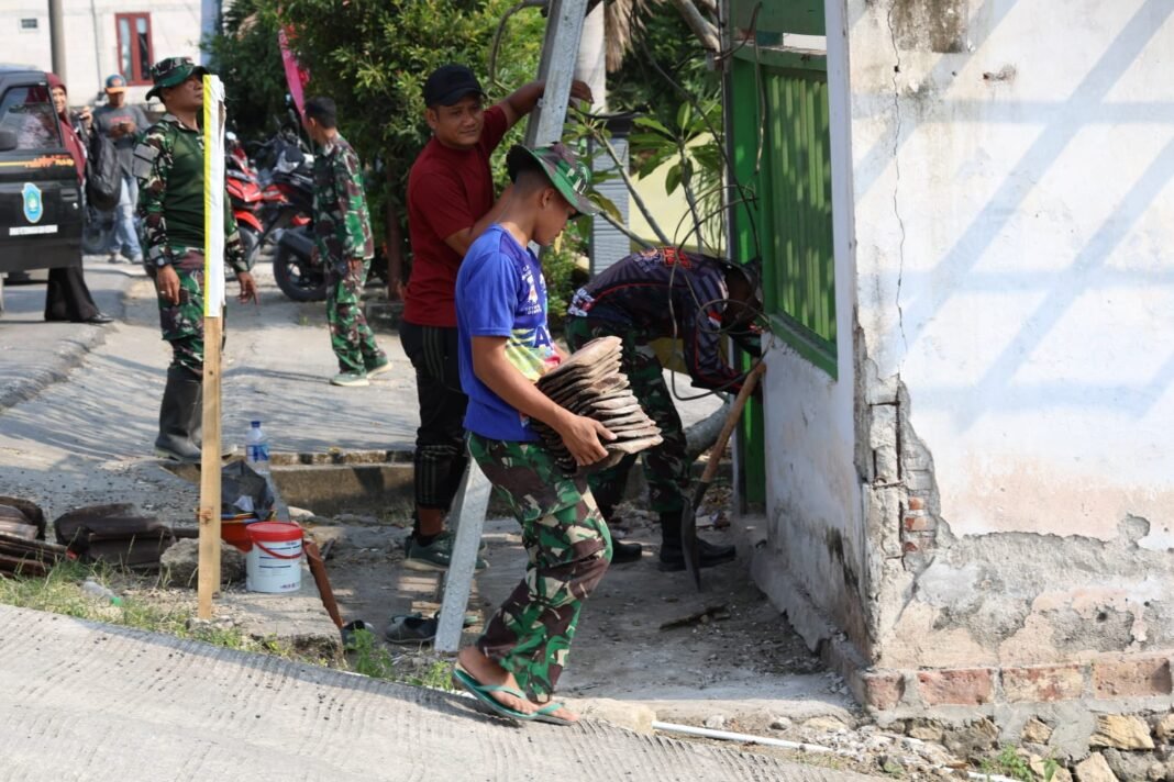 Peremajaan Atap Pos Kamling oleh Satgas TMMD 129 di Lamongan