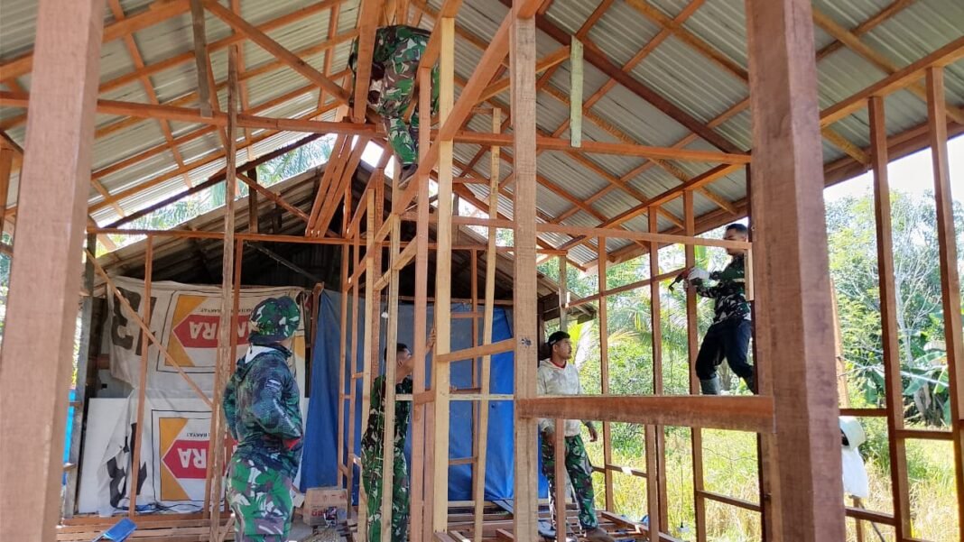 Sinergi TNI dan Komunitas dalam Revitalisasi Rumah Tak Layak Huni di Kapuas