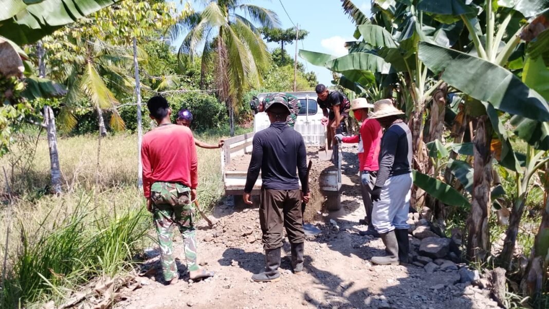 TNI dan Masyarakat Bersinergi Pembangun Jalan di Desa Bandaraya