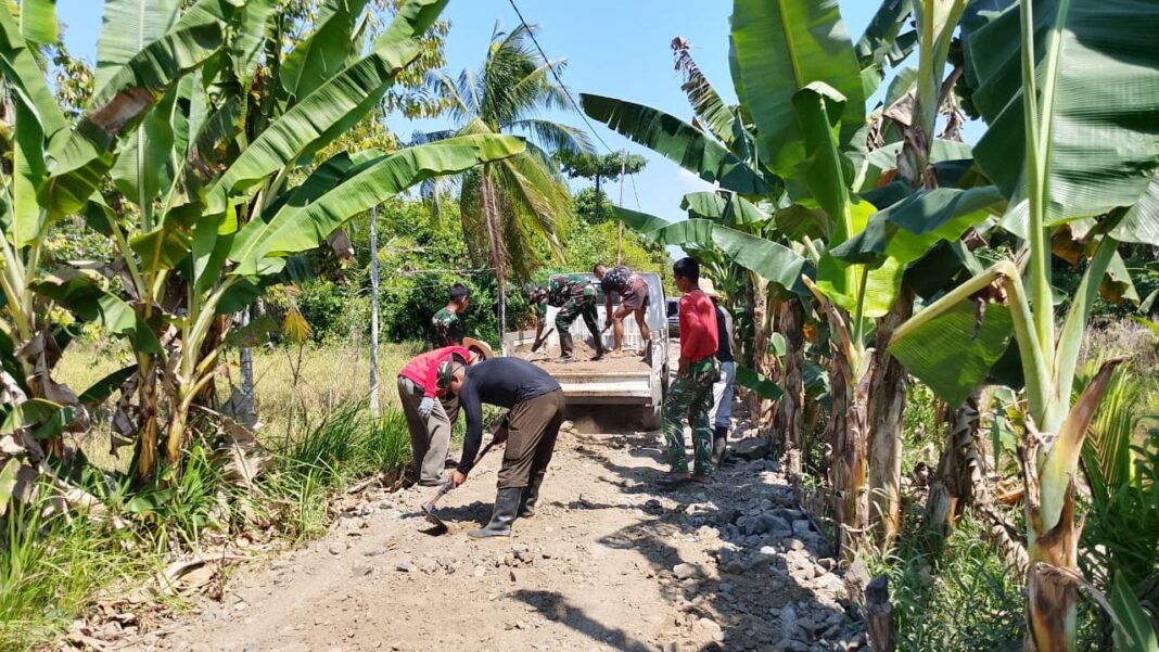Aksi Gotong Royong Satgas TMMD dan Komunitas Desa Bandar Raya