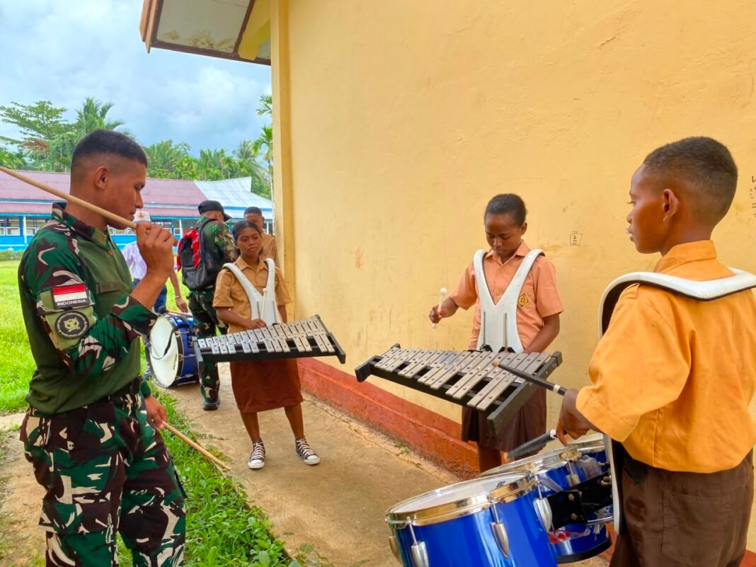 Latihan Drumband Bersama Prajurit Yonif TP 859/RBK Membuat Siswa SMP Negeri 7 Wakre Makin Percaya Diri dan Semangat